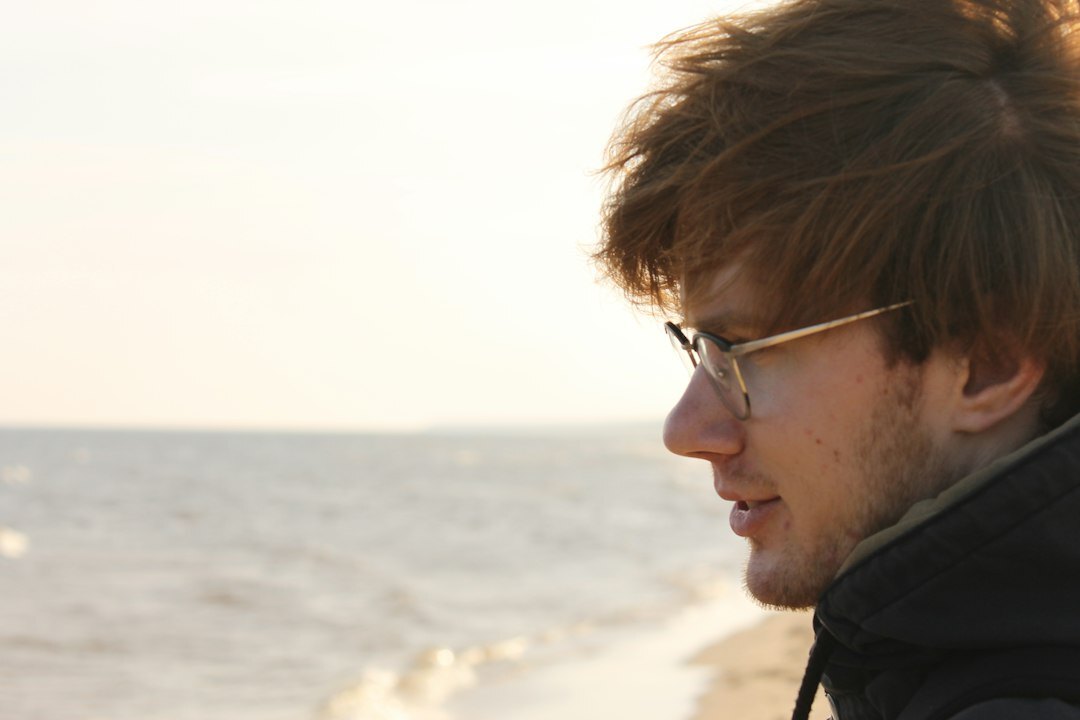 Portret van een Nederlandse filmregisseur en acteur met bril