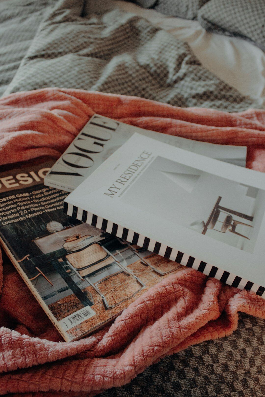 Archiefkasten met oude tijdschriften en dossiermappen