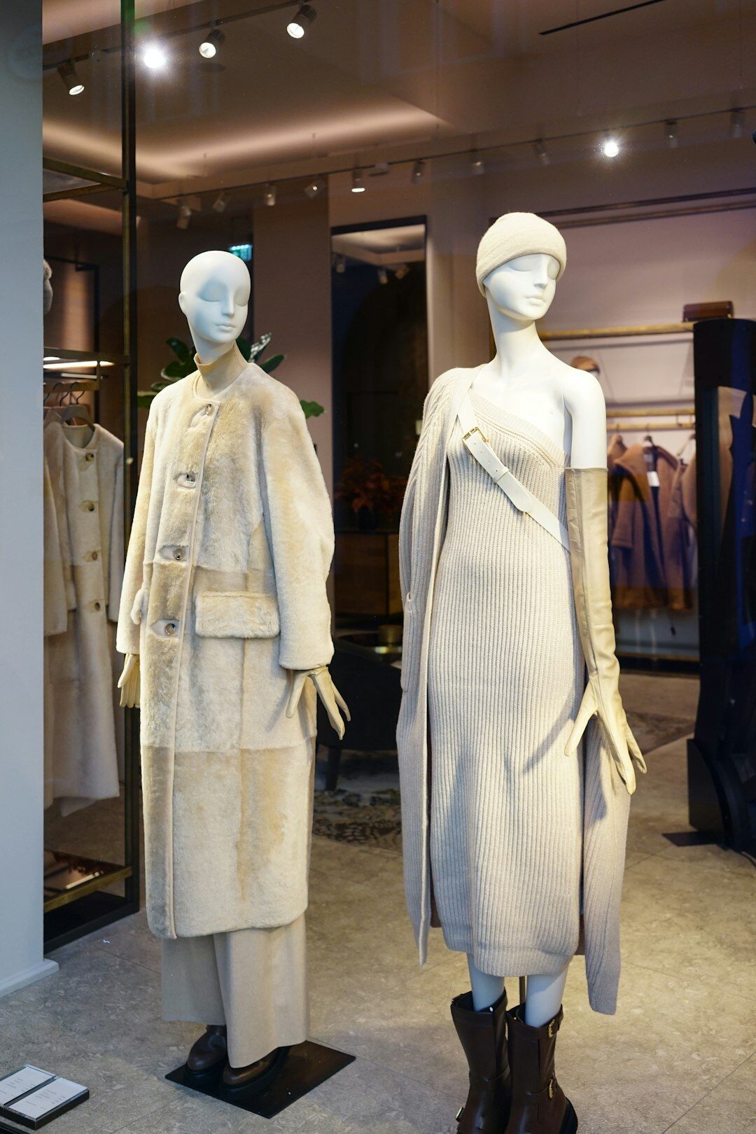 Leeg ontwerpatelier met couture kledingstukken op mannequins